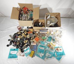 lot 183 image: Large Lot of Vintage Electronic Components