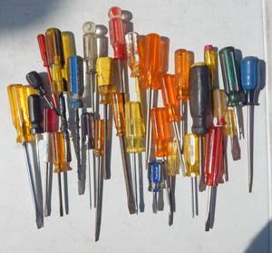 lot 239 image: Large Lot of Standard Flat Head Slotted Screwdrivers