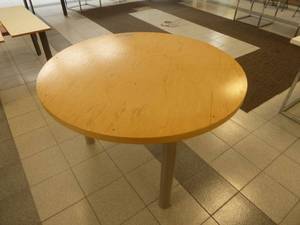 lot 9 image: 48 x 31 Round Display Table