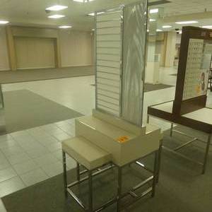 lot 98 image: 78 x 29 x 22 Mirrored Tiered Jewelry Display