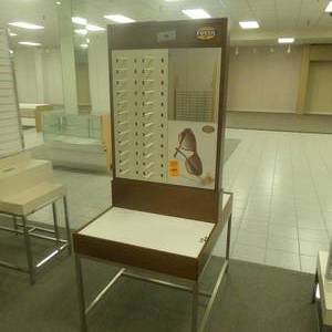 lot 99 image: 75 x 31 x 30 Mirrored Glasses Display Stand