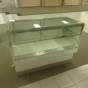 lot 118 image: 40 x 50 x 22 Display Case