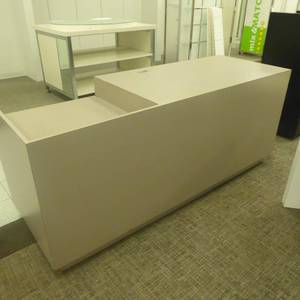 lot 120 image: 37 x 31 x 90 Rolling Service Desk