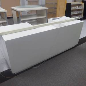 lot 124 image: 37 x 92 x 32 Rolling Service Desk