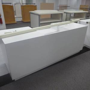 lot 125 image: 37 x 92 x 32 Rolling Service Desk