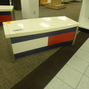 lot 148 image: 20 x 51 x 22 Tommy Hilfiger Bench Display