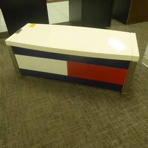 lot 149 image: 20 x 51 x 22 Tommy Hilfiger Bench Display