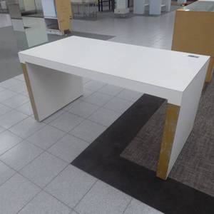 lot 152 image: 31 x 30  x 60 Display Table