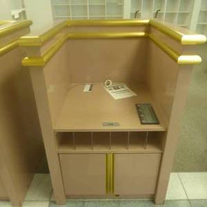 lot 192 image: 55 x 38 x 33 Estee Lauder Theme Service Desk
