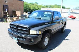 lot 196 image: 2000 Dodge Ram 4-Door Quad Cab Pickup