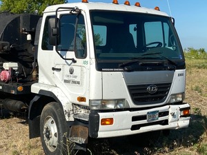 lot 4 image: 2007 Nissan UD-3300 Sealcoat Truck