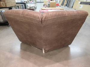 lot 9 image: Middle Sectional Piece for Couch 294974
