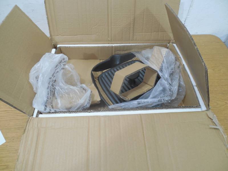 lot 53 image: 11 Pre-seasoned Cast Iron Grill Pan with Press