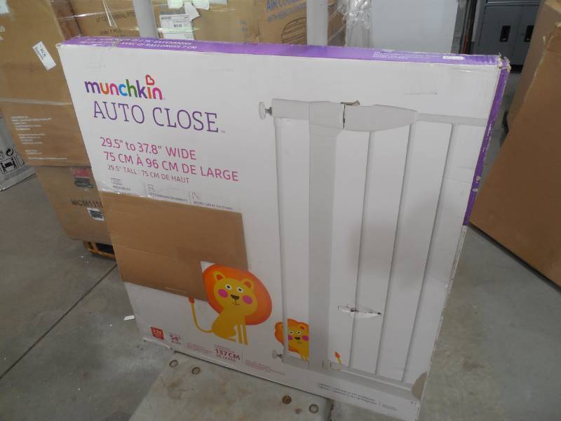 lot 84 image: Munchkin Auto Close Pressure Mount Baby Gate for Stairs, Hallways and Doors, Metal, White