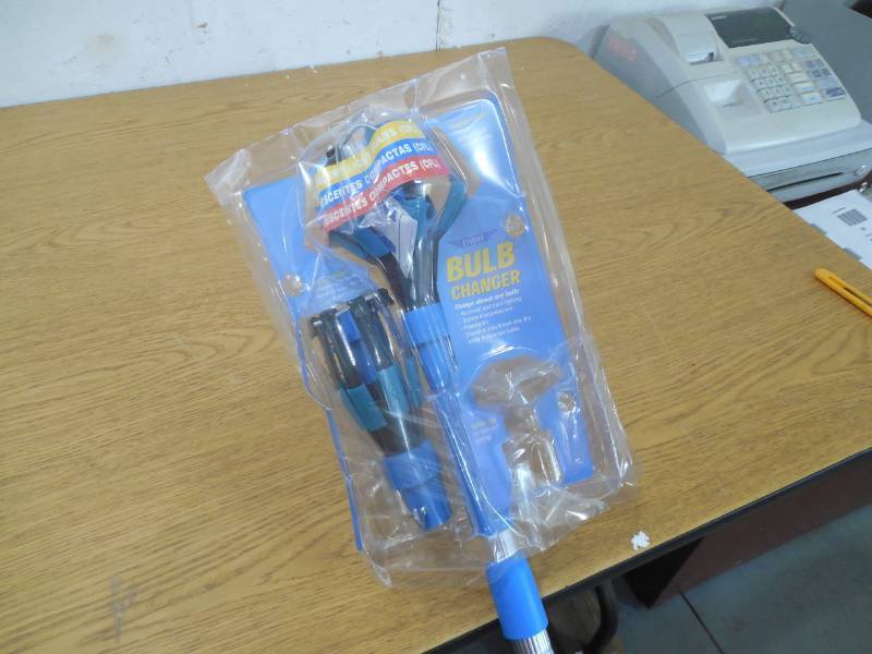 lot 89 image: Light Bulb Changer Kit with Pole