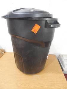 lot 54 image: Rubbermaid Roughneck 32 Gal. Black Round Trash Can with Lid