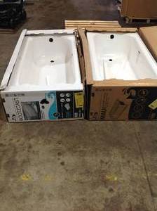 lot 7 image: LOT WITH 2 BATHTUBS SEE PICS & DESCRIPTION