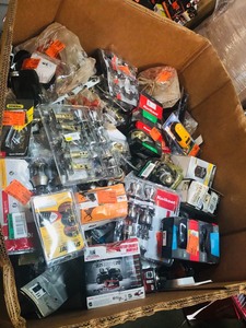 lot 55 image: Wholesale pallet whit doors locks and Hardware original costumer returns different styles and condition