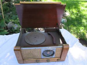 lot 12 image: General Electric Vintage Turntable ...