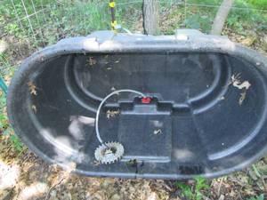 lot 65 image: Rubbermaid 100 Gallon Stock Tank Wi...