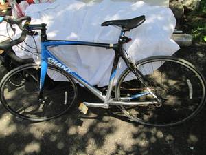 lot 85 image: Giant Aluminum Carbon Frame Bicycle...