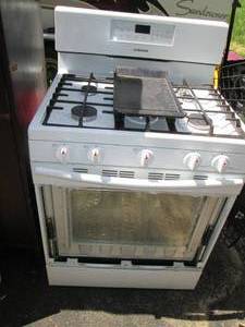 lot 128 image: Samsung Stove With Door Glass Front...