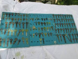 lot 142 image: Large Lot of Antique Keys See Phot...