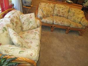 lot 112 image: 2pc Set Couch & Loveseat Great Sha...