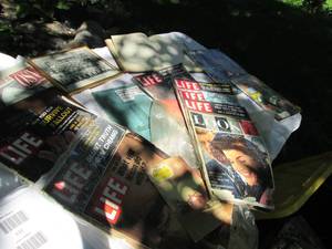 lot 124 image: Large Lot of Vintage Magazines, Boo...
