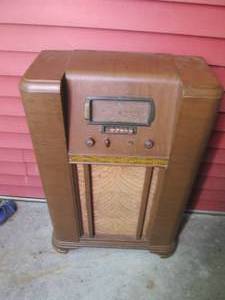 lot 159 image: Antique Model D-1110 radio...