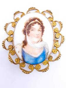 lot 205 image: Porcelain Limoges Brooch of Young French Girl