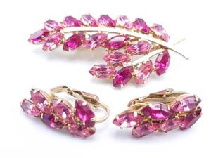 lot 236 image: Fuchsia and Light Pink Glass Berry Bunches with Gold Stem Brooch and Matching Clip Earrings