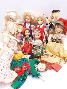 lot 325 image: A Grouping of Vintage Dolls and Dolls of Different Nationalities