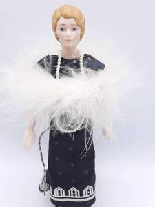 lot 328 image: 1920s Porcelain Elegant Woman