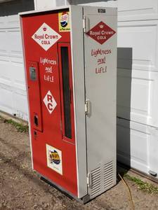 lot 15 image: Vintage Royal Crown RC Cola Soda Pop Machine