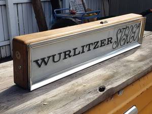 lot 23 image: Vintage Wurlitzer Light-up Advertising Store Display Sign