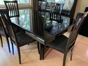 lot 1 image: Contemporary Dining Room Table and Chairs