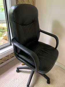 lot 7 image: Adjustable Office Chair