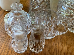 lot 10 image: Lot of Decorative GlasswareCrystal