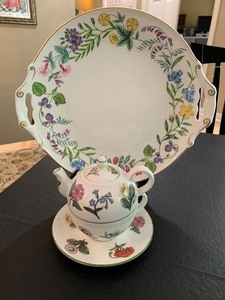 lot 12 image: Decorative Glassware Lot