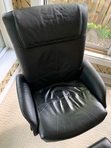 lot 5 image: Ikea Swivel Chair with Matching Ottoman