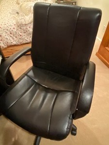 lot 76 image: Small Desk and Chair