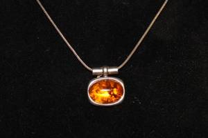 lot 60 image: Oval Amber Pendant Necklace