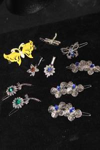 lot 72 image: Vintage Hair ClipsBarrettes