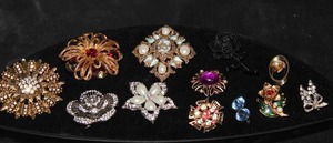 lot 68 image: Lot of Fun Vintage Brooches