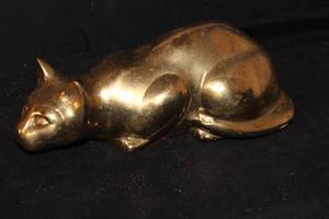 lot 42 image: Vintage Brass Cat Figurine 8