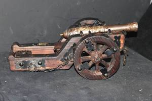 lot 45 image: Antique Brass and Wood Small Cannon Artilleria Luis XV (Siglo XVIII)