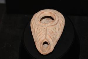 lot 33 image: Ancient Early Christian Oil Lamp Judea Dates Back to 100 AD