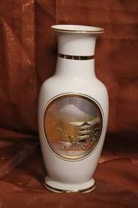 lot 110 image: Beautiful 24KT Gold Edged Chokin Vase