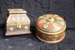 lot 12 image: Two Colorful Small Vintage Novelty Boxes From India